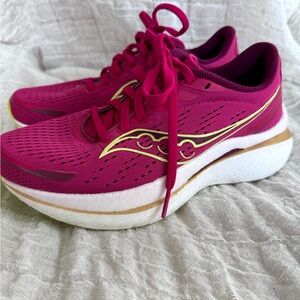 Saucony speed 3 running shoes. Under 30 miles size 7.5